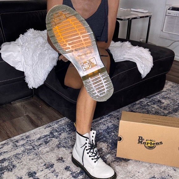 Dr. Marten Combat - THE ORIGINAL. STILL NEW! 1460 SMOOTH LEATHER LACE UP BOOTS - Picture 15 of 17